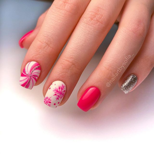 Pink Xmas Nails Short, Christmas Nail Ideas Pink, Festive Christmas Nail Designs, Hot Pink Holiday Nails, Pink And Green Christmas Nails, Xmas Nails Pink, Christmas Nail Designs Pink, Hot Pink Christmas Nails, Girly Christmas Nails