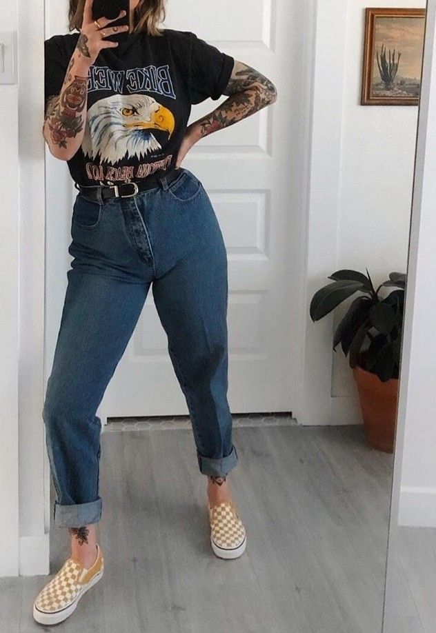 High Rise Tapered Pants Outfit, Hipster Outfits 2023, Jeans And T Shirt Outfit Winter, Going To A Bar Outfit, 90s Inspired Outfits Plus Size, Graphic Tees And Jeans Outfits, Midsize Work Outfits Women, Rock Style Outfits Plus Size, Alternative 70s Fashion