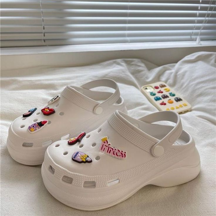 Croks Slipper Aesthetic, White Platform Crocs, Cute Crocs Shoes, Crocs Aesthetic, Crocs Outfit, Platform Crocs, Trendy Slippers, Crocs Slippers, White Crocs