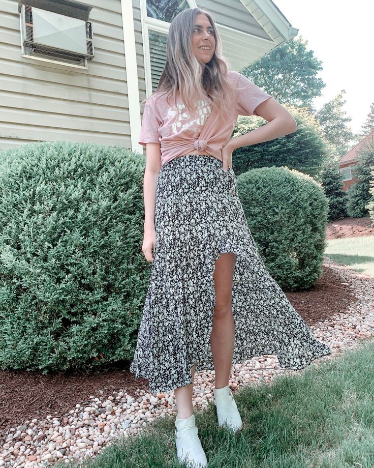 Cute spring outfit from @champagneandsavings Best Amazon Fashion Finds, Forever 21 Spring Pleated Skirt, Amazon Fashion Finds, 2020 Street Style, Birthday Outfit For Women, Paris Inspired, Walmart Fashion, Cute Spring Outfits, Target Style