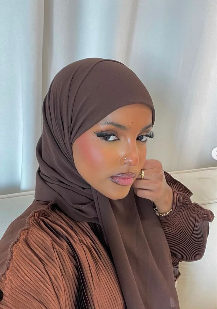 Black Hijabi Girl, Muslim Girl Outfits, Selfie Tips, Soft Makeup Looks, Hijab Collection, Birthday Makeup, Muslim Women Fashion, Hijabi Aesthetic, Arab Beauty