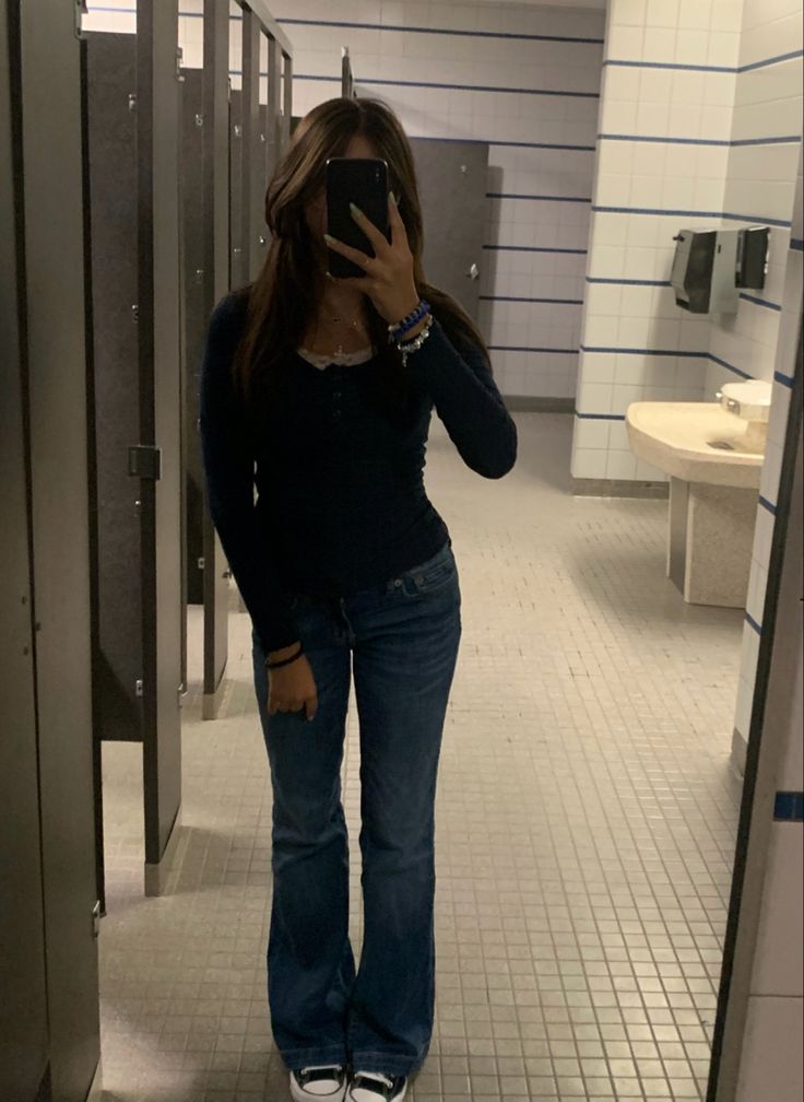 Long Sleeve Henley Outfit, Blue Flared Leggings Outfit, Dark Flare Jeans Outfit, What To Wear With Flare Jeans, Jeans Outfit For School, Henley Outfit, Henley Top Outfit, Dark Blue Jeans Outfit, Dark Flare Jeans