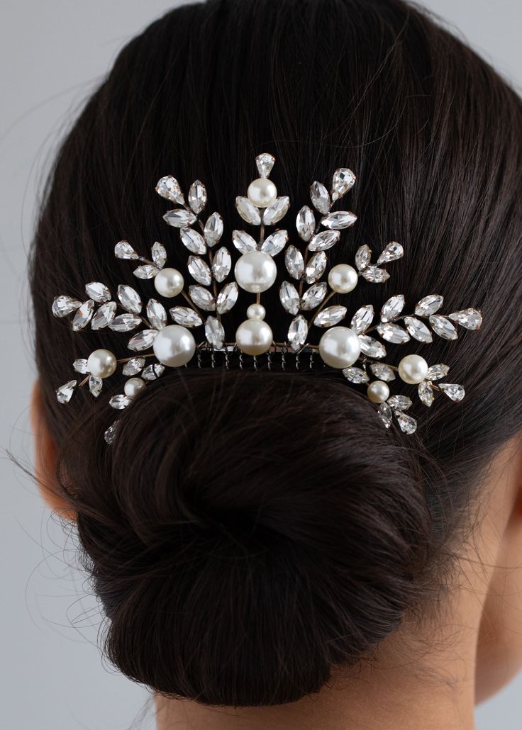 A finishing touch with exceptional presence, the Delilah Comb has a symmetrical shape and stature inspired by antique hair ornamentation, with a timeless appeal firmly rooted in modernity. Made by hand in New York, its faceted crystals and pearl details form a spray of foliage. The flexible comb makes for secure placement, regardless of how it is situated in the hairstyle. Bow Veils, Antique Hair Combs, Eye Makeup Images, Makeup Images, Wedding Hair Jewelry, Luxury Hair Accessories, Pearl Hair Combs, Rhinestone Hair Comb, Pearl Details