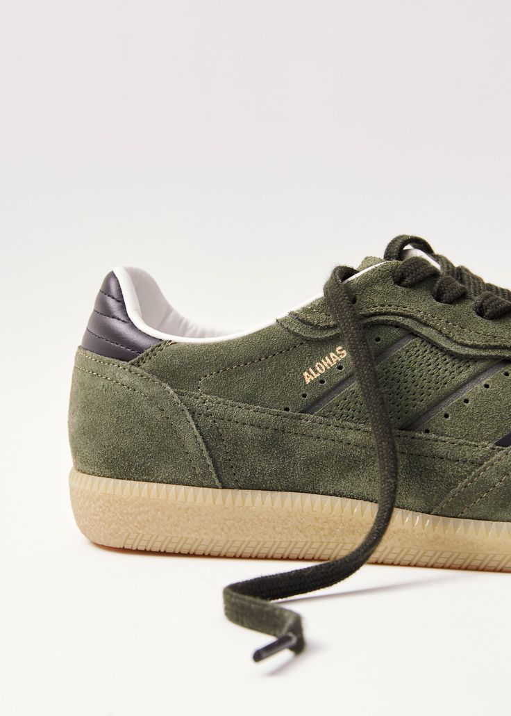 Khaki sneakers with leather details Coming in fall’s favorite shade of green, the Tb.490 sneaker is made from suede with brown leather details. Designed in a low-top silhouette sitting on rubber soles, it’s complete with plenty of classic features, including subtle perforation and logo stamps. Alohas Tb 490, Khaki Sneakers, Sustainable Sneakers, Olive Sneakers, Vegan Boots, Sustainable Leather, Tony Bianco, Suede Sneakers, Fall 2024