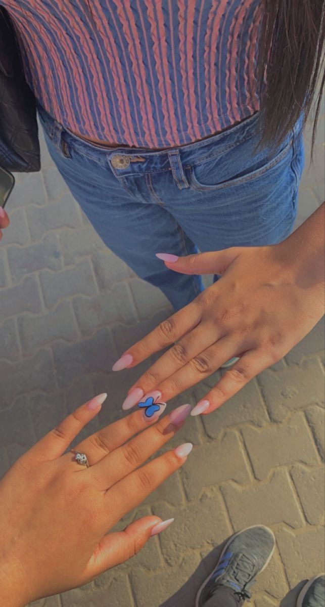 Matching Nails Butterfly, Twinning Nails With Bestie, Matching Butterfly Nails With Best Friend, Matching Butterfly Nails, Nail Art Best Friends, Nails Best Friends Art Ideas, Set Nails Bff, Twin Nail Ideas, Nails For Two Friends