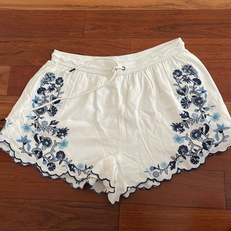 Embroidered White Sz S Shorts Abercrombie & Fitch New With Tag. Summer Cotton Shorts With Floral Embroidery, Casual White Embroidered Shorts, White Pajama Shorts For Spring, White Short Pajama Shorts For Spring, Floral Embroidered Cotton Summer Shorts, Summer Vacation Bottoms With Floral Embroidery, White Cotton Shorts With Floral Embroidery, Embroidered Summer Bottoms For Day Out, Embroidered Bottoms For Summer Day Out