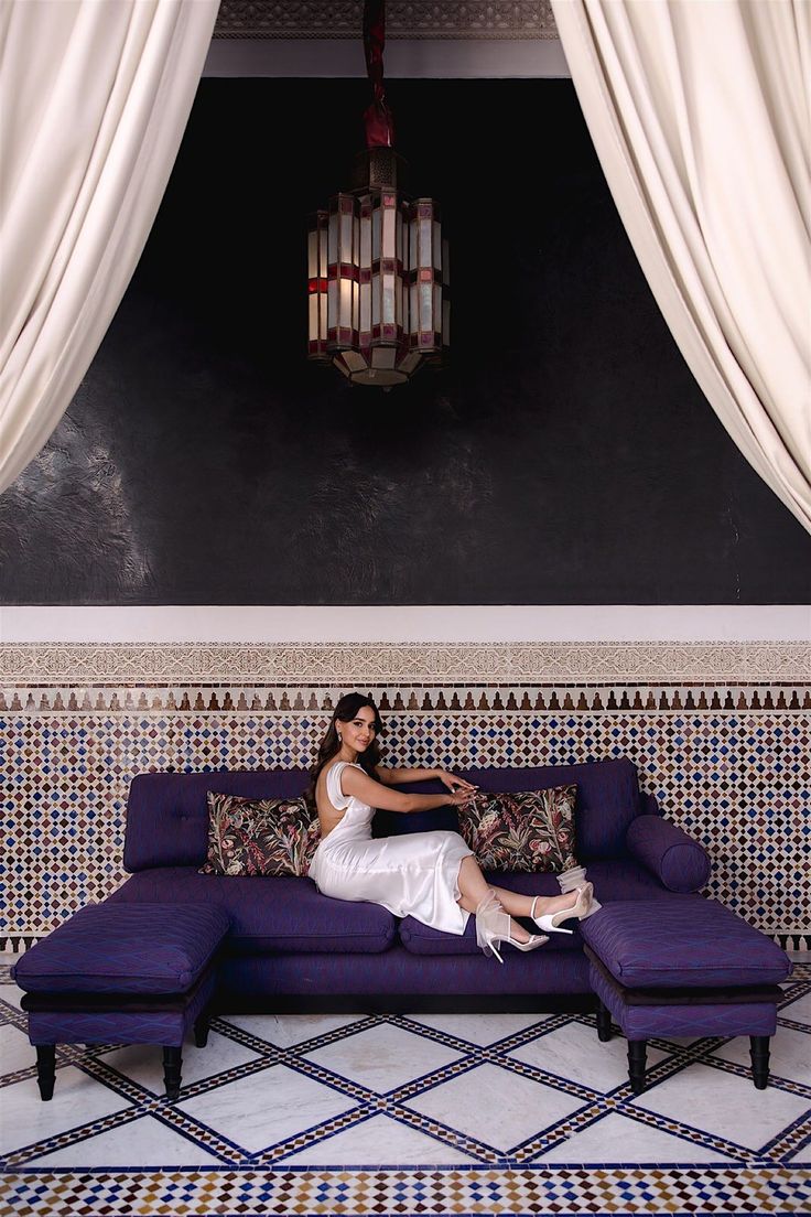 LA MAMOUNIA LUXURY PALACE COUPLE PHOTOS IN MARRAKECH, MOROCCO by Fotomagoria Morocco Elopement, Indian Veil, Moroccan Palace, La Mamounia Marrakech, Arab Architecture, Luxury Palace, Hotel Modern, La Mamounia, Palace Architecture