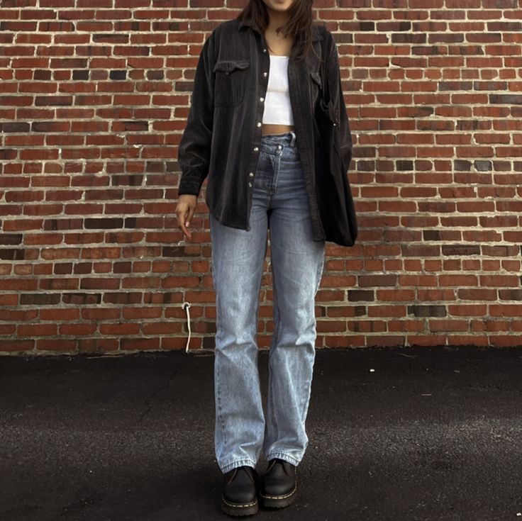 white tank: pascun flannel: thrifted jeans: princesspolly clogs: doc martens @carolyncolombo on ig Doc Martens Outfit Winter Casual, Jeans Doc Martens Outfit, Doc Martens Outfit Aesthetic, Doc Martens Outfit Winter, Doc Martens Outfit Men, Doc Martens Outfits, Martens Outfit, Dr Martens Outfit, Doc Martens Outfit