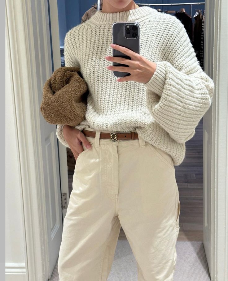 girl wearing beige cargo pants and oversized beige sweater with loewe anagram belt in brown Loewe Belt Street Style, Loewe Anagram Belt Outfit, Loewe Anagram Belt, Beige Belt Outfit, Loewe Belt Outfit, Sweater Outfit Casual, Loewe Belt, Beige Sweater Outfit, Loewe Fashion