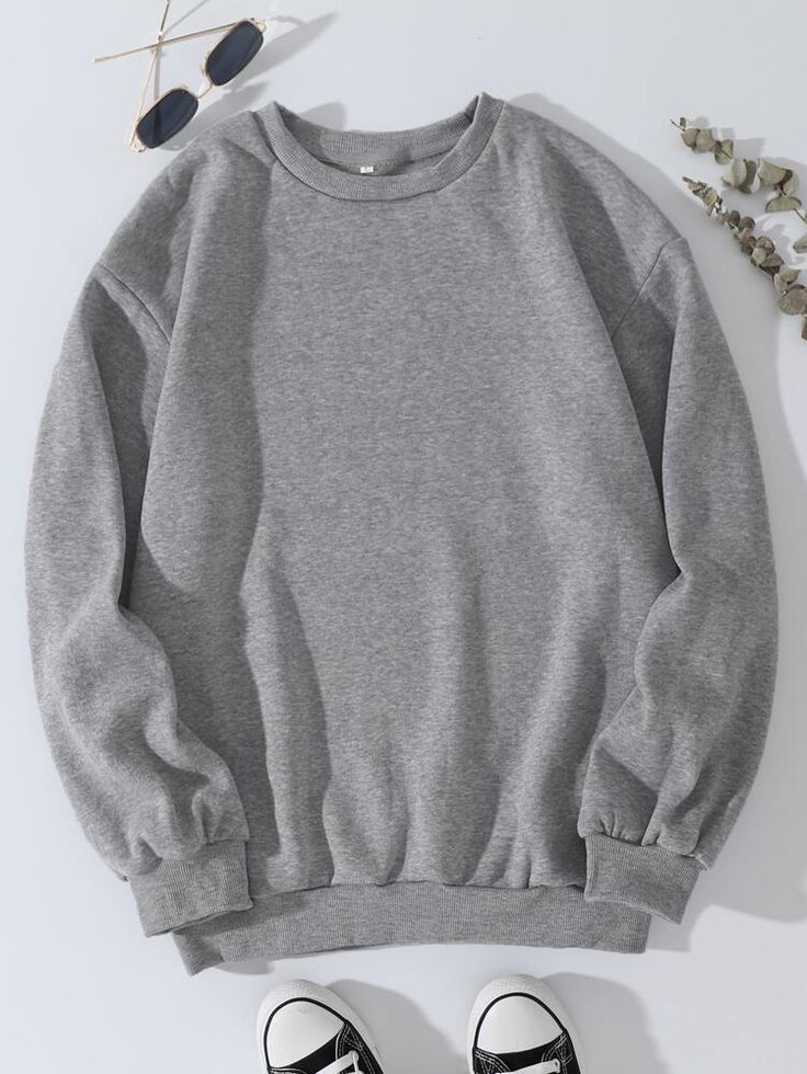 Gray Sweatshirt Outfit, Sweat Gris, Plain Sweatshirt, Grey Crewneck, Sweatshirt Outfit, Oversized Style, Purple Fashion, Embroidered Sweatshirts, Brown Fashion