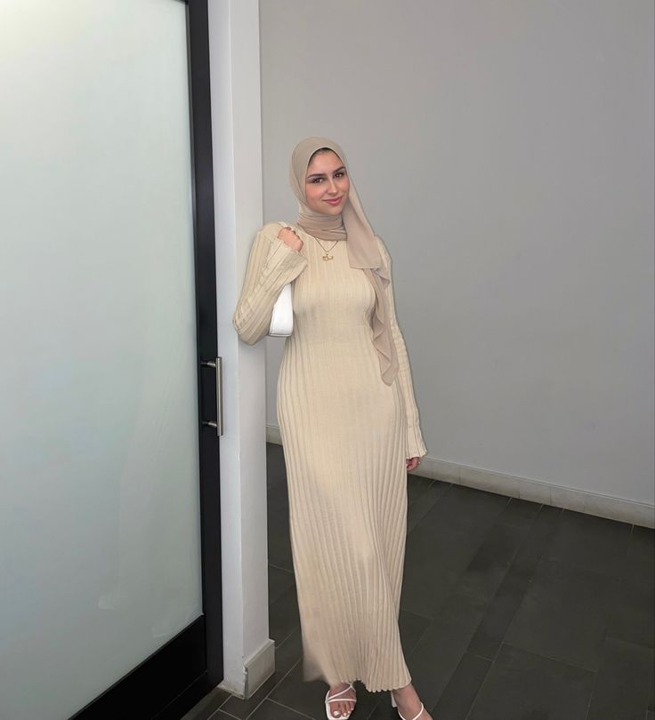 Modest Clothing Muslim, Muslim Fashion Dress Modern, Classy Modest Dresses, Modest Christian Clothing, Knitted Dress Outfit, Modesty Dress, Mode Hijabi, Body Con Dress Outfit, Blouse Casual Fashion