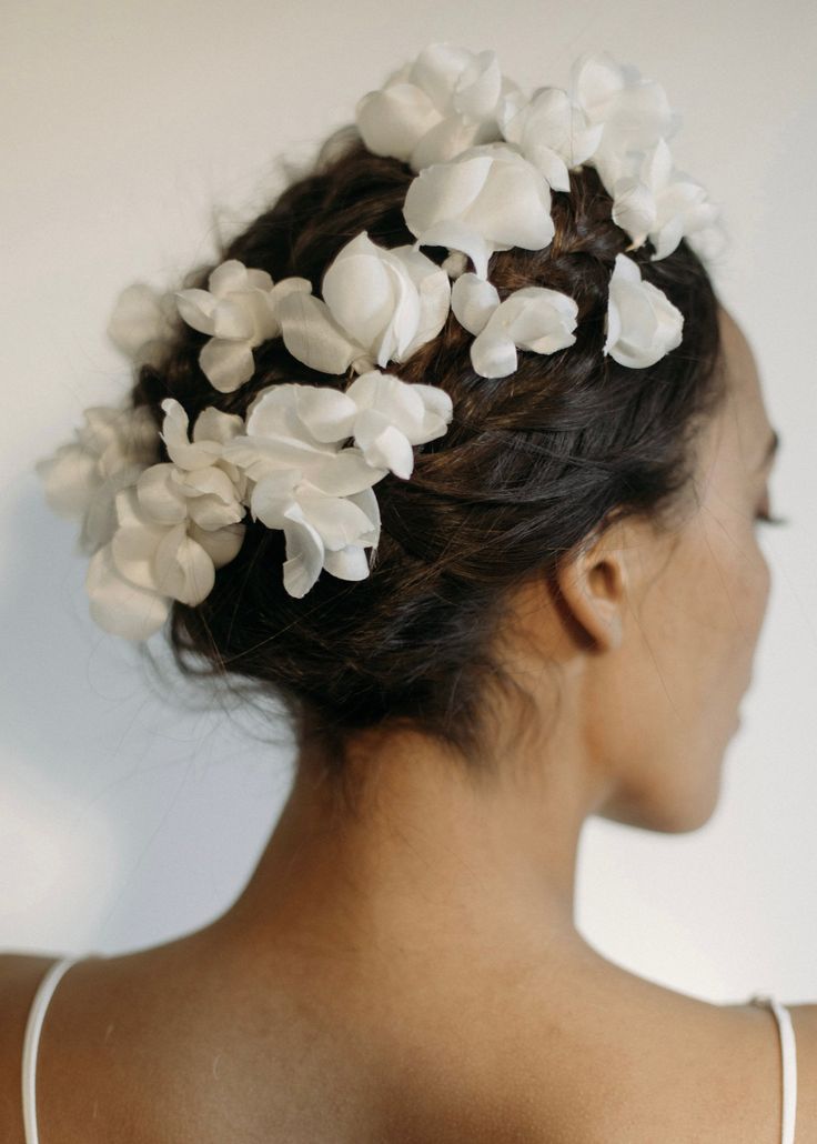 This floral silhouette was inspired by the ultra-romantic elements of Pre-Raphaelite paintings. The Jardinia Hair Pins are a set of three, handmade in our Brooklyn studio from laser-cut silk chiffon flowers. This bouquet speaks volumes on its own, but for more drama, try wearing multiple sets at once, or pairing with the Primavera Hair Pins. Raphaelite Paintings, Luxury Hair Accessories, Floral Silhouette, Flowers In Her Hair, Jennifer Behr, Party Kleidung, Pre Raphaelite, Floral Headpiece, Chiffon Flowers