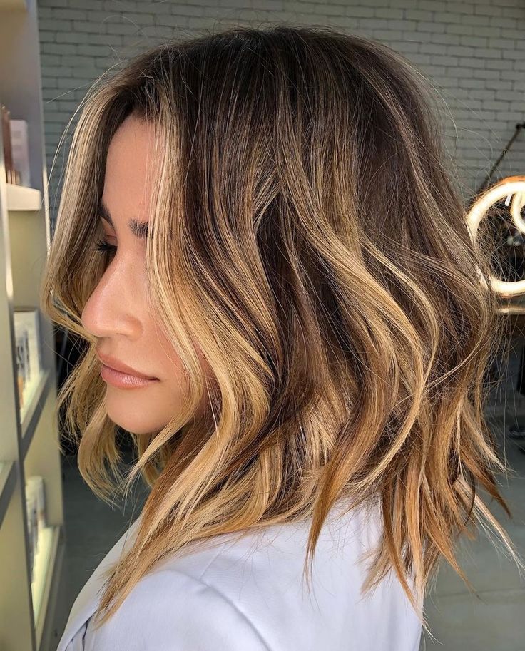 Shoulder Length Balayage, Gold Hair Dye, Balayage Short Hair, Balayage Lob, Honey Balayage, Balayage Short, Blonde Balayage Highlights, Short Ombre Hair, Short Dark Hair