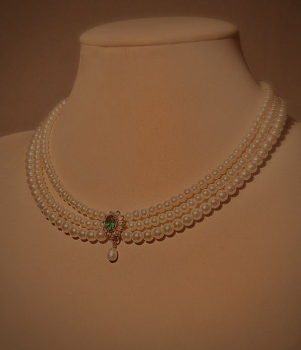 White Pearls Jewelry, White Pearl Necklace Indian Gold, Three Layer Pearl Necklace, Old Pearl Necklace, Wedding Choker Necklace Bridal, Green And White Necklace, Pearl Emerald Necklace, Emerald And Pearl Necklace, Pearl And Emerald Necklace