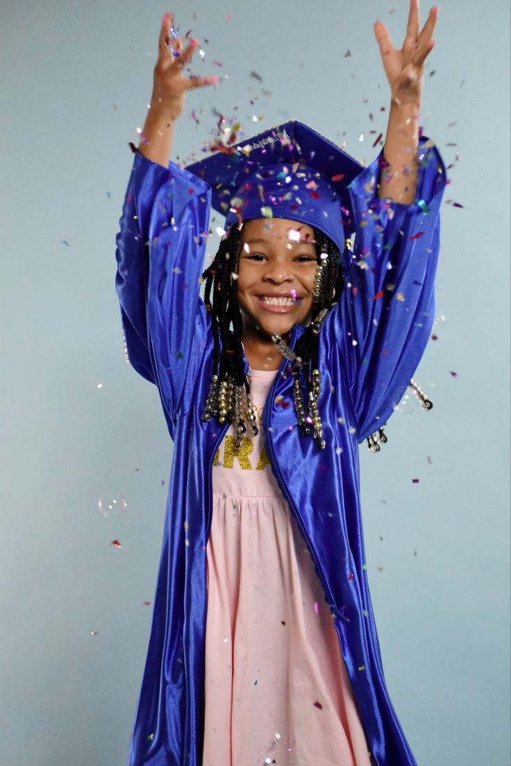 Preschool Graduation Photoshoot Ideas, Preschool Graduation Photo Ideas, Kindergarten Graduation Photoshoot Ideas, Kindergarten Graduation Pictures Friends, Elementary Graduation Pictures, Homeschool Kindergarten Graduation Ideas, Pre K Graduation Ideas Pictures, Vpk Graduation Pictures, Preschool Cap Decoration