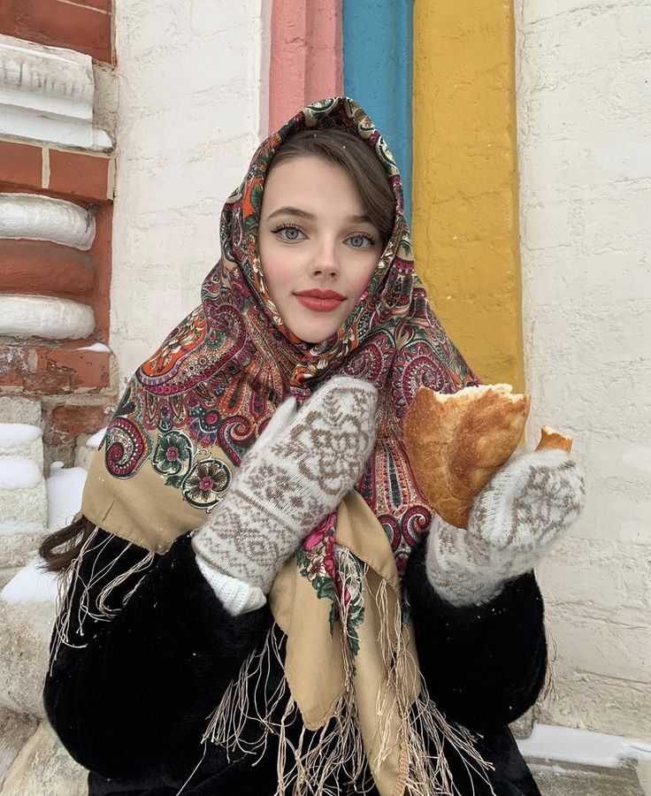 Fur Coat Fashion, Russian Winter, Arabian Women, Russian Culture, Winter Photoshoot, Beautiful Muslim Women, European Women, Folk Fashion, Russian Fashion