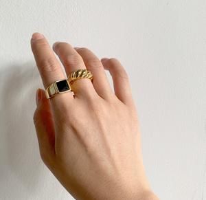 Trendy Black Everyday Rings, Black Trendy Rings For Everyday, Minimalist Gold Onyx Ring, Trendy Black Rings For Everyday Wear, Everyday Gold Onyx Jewelry, Elegant Onyx Rings For Everyday Wear, Trendy Black Gold Plated Jewelry, Trendy Black Gold-plated Jewelry, Modern Black Gold-plated Jewelry