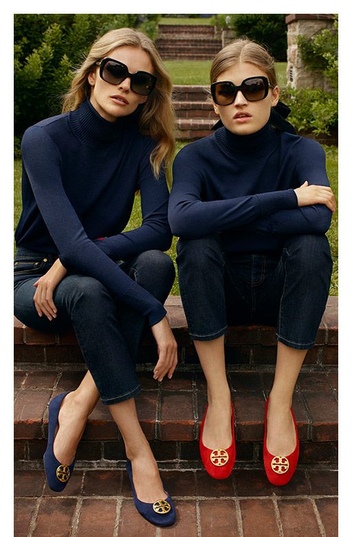 Navy turtleneck, ankle jeans, red flats, large ribbon around ponytail. Flats Outfit, Mode Casual, Outfit Trends, Mode Inspo, Looks Chic, 가을 패션, Fashion Mode, Mode Inspiration, Red Shoes