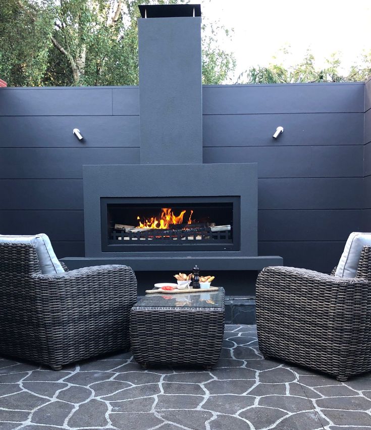 Outdoor fireplaces Modern Exterior Fireplace, Garden Chimney, Black Outdoor Fireplace, Modern Outdoor Fireplace Ideas, Outdoor Gas Fireplace Ideas, Outdoor Chimney, Outdoor Chimney Fireplace, Contemporary Outdoor Fireplaces, Modern Outdoor Fireplace