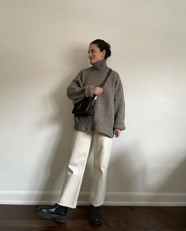 Work Lazy Outfit, Classy Comfy Outfits Winter, Birthday Dinner Winter Outfit, Sandwich Theory Outfit, Cream Corduroy Pants Outfits Winter, Uniqlo Fall Outfit, Daily Outfit Ideas Casual Winter, Winter Nice Outfits, Daily Outfit Inspiration Winter