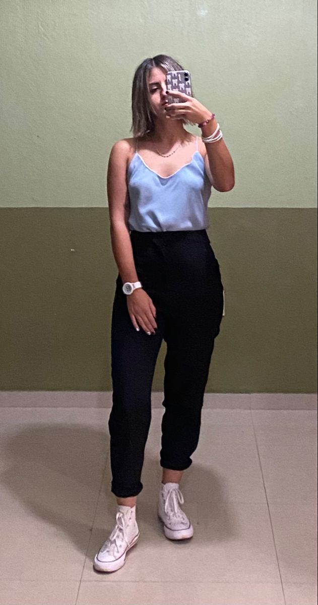 Outfit con pantalon negro pinzas, converse blancos, blusa azul cielo tirantes Outfits Con Converse Blancos, Outfit Vintage, Office Outfits, Outfits Casuales, Smart Casual, Converse, Top Outfits, Clothes