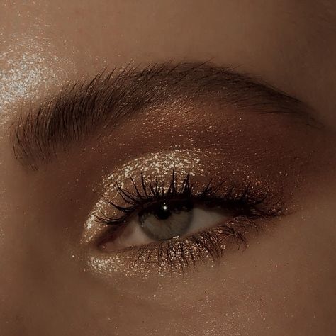 Golden Eyeshadow, Eye Makeup Pictures, Smink Inspiration, Eye Makeup Designs, Gold Makeup, Makeup Eye Looks, Eye Makeup Art, Makeup Pictures, Glitter Makeup