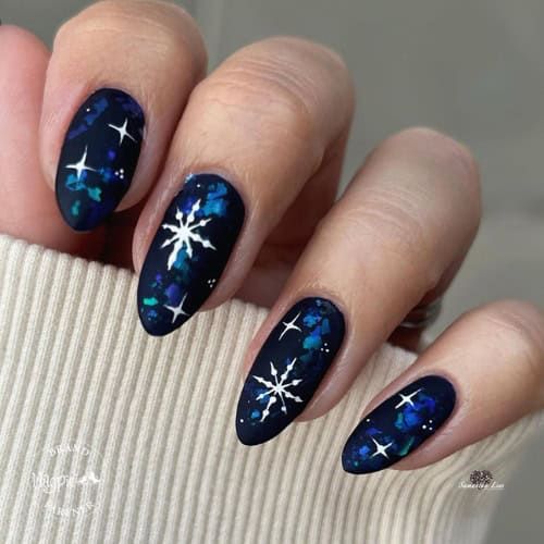 snowflake nails Matte Navy Nails, Matte Christmas Nails, Best Christmas Nails, Snowflake Nail Design, Snowman Nails, Bella Nails, Snowflake Nail, Navy Nails, Candy Cane Nails