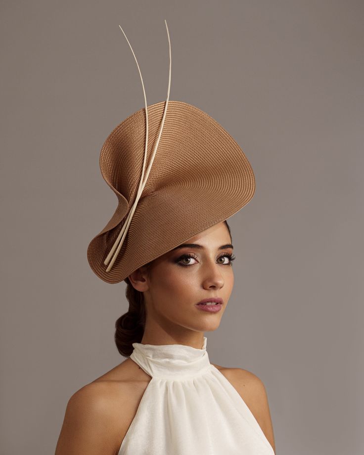 Beige and cream fascinator for Royal Ascot races. It is a Camel wedding hat decorated with two cream feathers. This hat lengthens the figure as is adorned with two long feathers. It is a beautiful hat for weddings, Ascot horse races, cocktails, Kentucky Derby, Tea party... It is a very useful feathers hat that you can have as "wardrobe". It can be wear with any dress color and in any opportunity. For example in the derby day, races, ascot... It is mounted on a headband that allows to tilt the ha Derby Outfits For Women Classy, Royal Blue Fascinator, Cream Fascinator, Kentucky Derby Outfit, Ascot Horse Racing, Wedding Hats For Guests, Royal Ascot Races, Spring Racing Carnival, Ascot Races