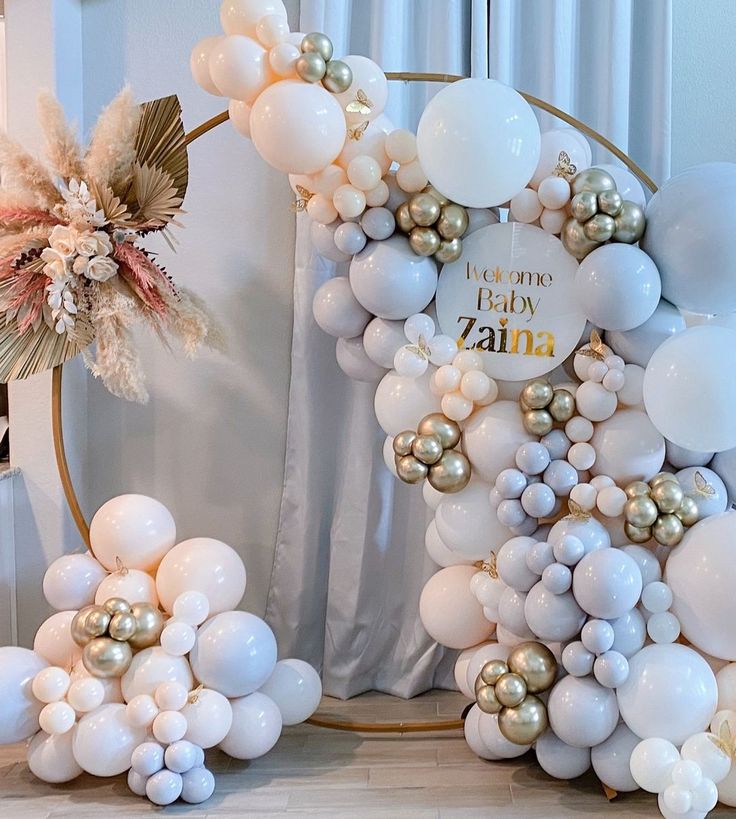 balloons are arranged in the shape of an arch and wreath on display at a party