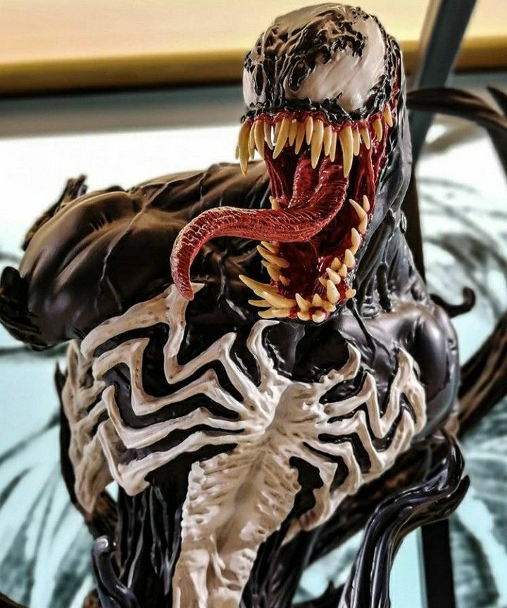 a close up of a statue of a snake with its mouth open and fangs out