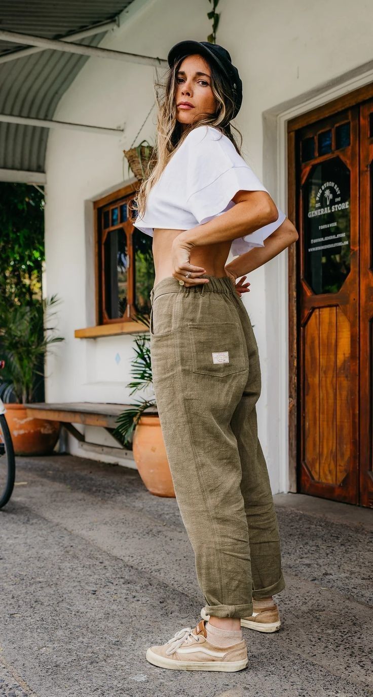 Green Linen Pants Outfit, Baggy Linen Pants, Fluid Fashion, Green Linen Pants, Linen Pants Outfit, Look Boho Chic, Gender Fluid, Everyday Pants, Do It Better