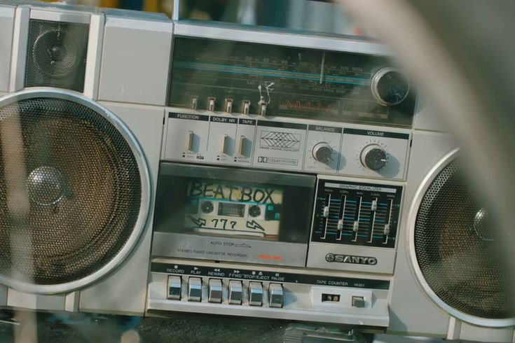 an old fashioned radio with speakers on it