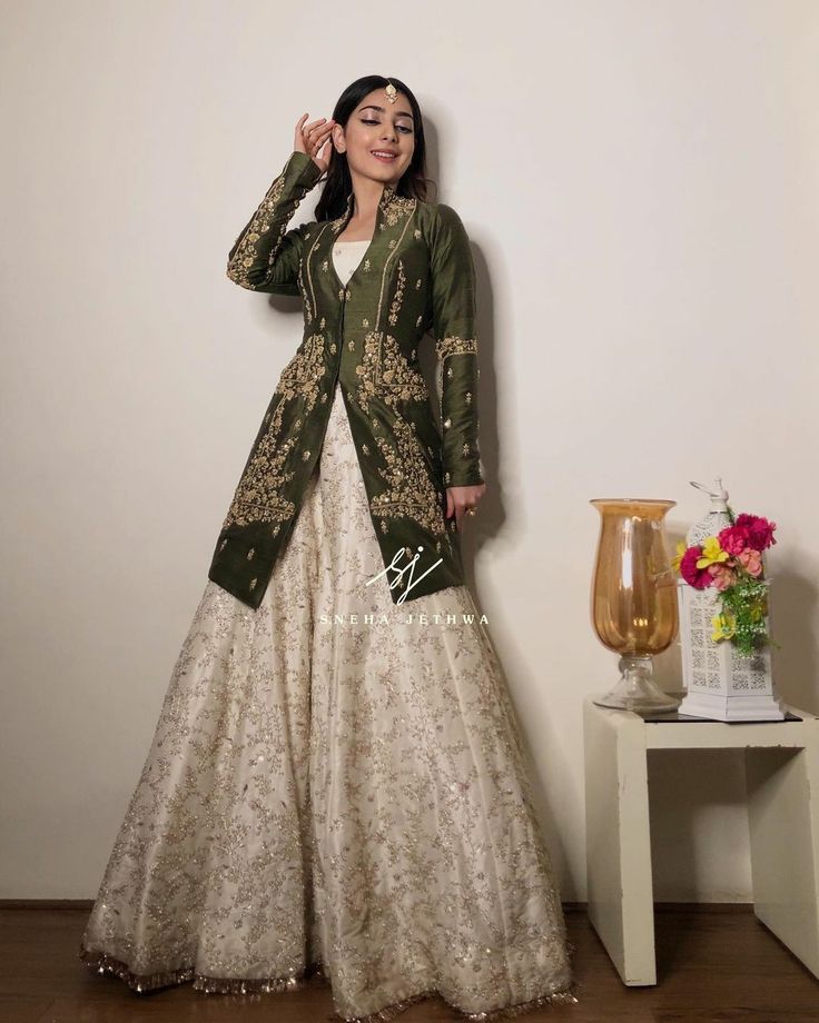 Ditch the plain old lehenga this coming winter and style it up with a jacket style blouse instead! Here are some of tbe trendiest bridal lehenga designs with jacket! Jacket Style Dresses Indian, Lehenga With Jacket, Jacket Style Blouse, Jacket Style Lehenga, Cream Lehenga, Glam Winter Wedding, Feminine Jacket, Velvet Outfits, Jacket Lehenga