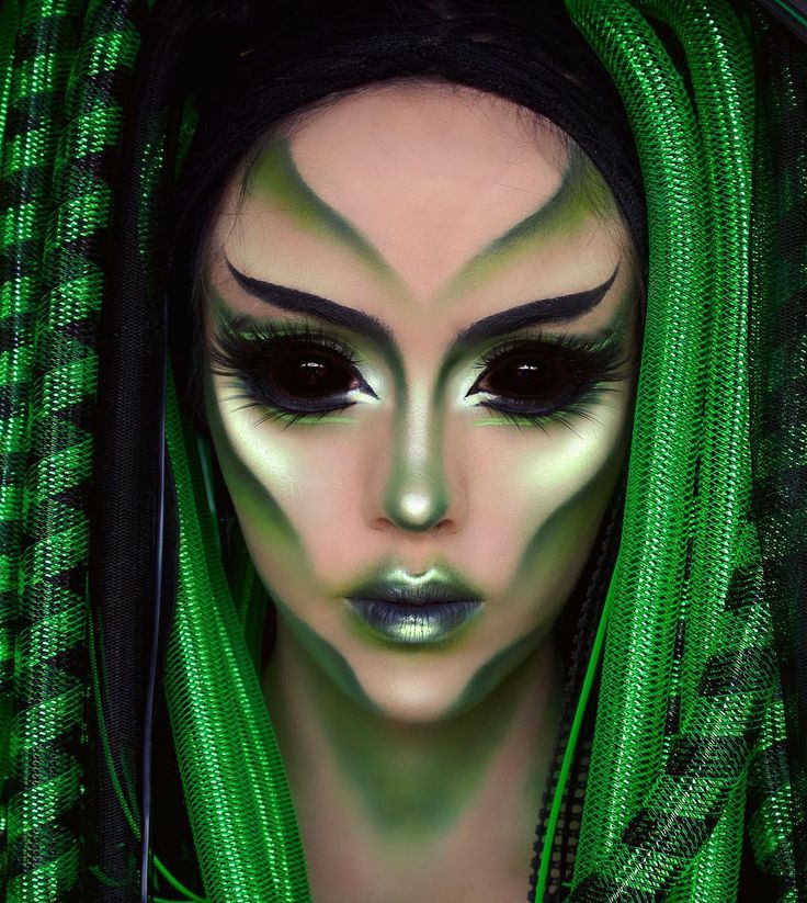 Here's another version of my alien look without the fishnet! I'm sorry I've not got a new look today, I've had such an awful day and didn't… Alien Halloween Makeup, Alien Make-up, Charcoal Palette, Fete Emo, Alien Halloween Costume, Bright Halloween, Fantasy Make-up, Makeup Lipgloss, Halloween Make-up Looks