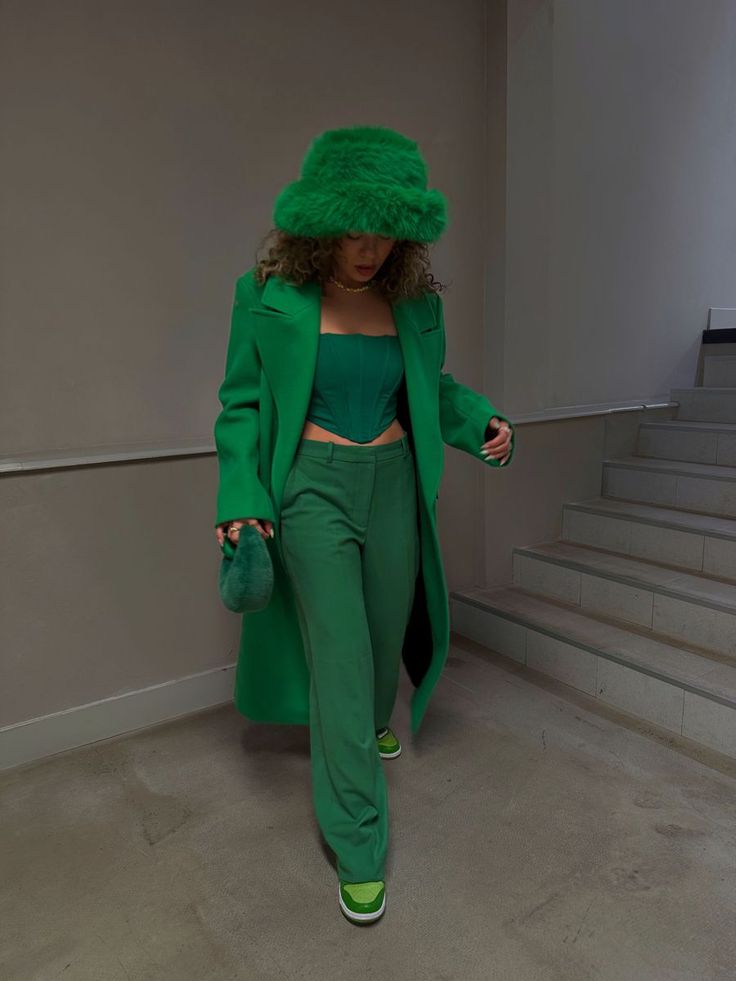 Green Monochrome Outfit, Monochrome Outfit Aesthetic, All Green Outfit, Green Outfits For Women, Green Monochromatic, Green Monochrome, Casual Attire For Women, Monochromatic Fashion, Monochromatic Outfit