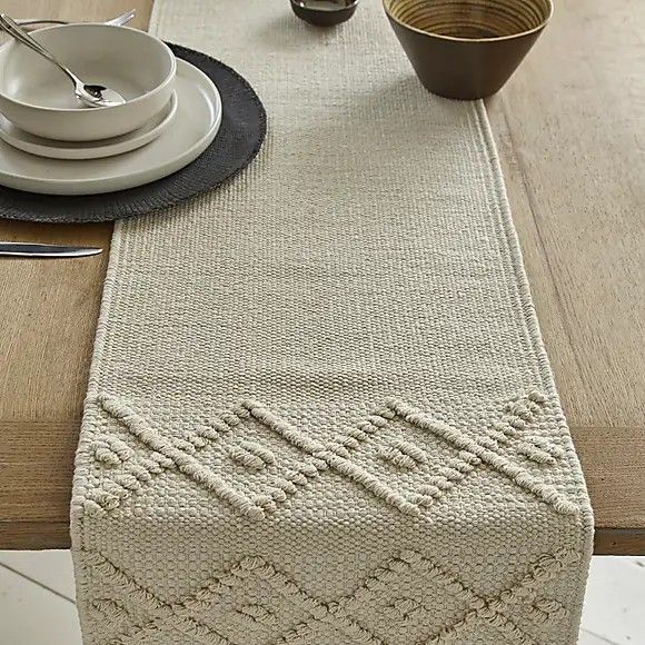 the table runner is knitted and ready to be used as a placemat or napkin holder