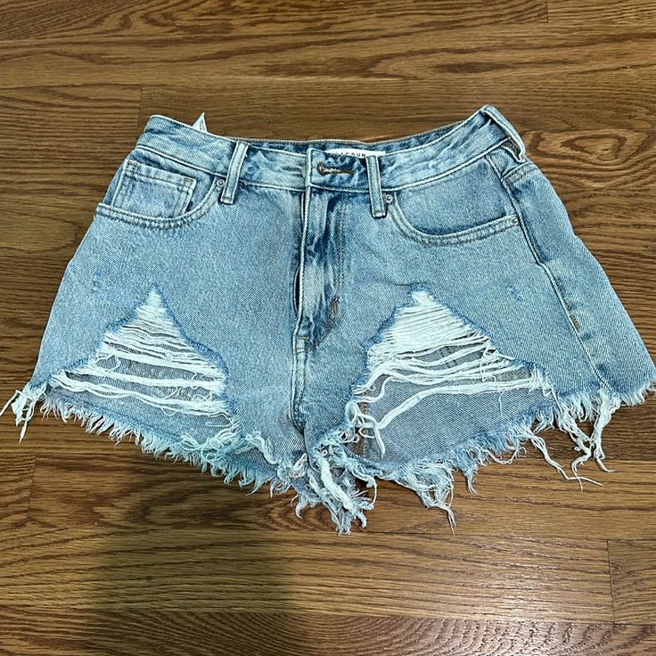 Never Worn Cutoff Shorts With Pockets For Vacation, Beach Cutoff Bottoms For Spring, Cutoff Bottoms For Beach In Spring, Spring Beach Cutoff Bottoms, Ripped Vacation Bottoms Short Length, Cutoff Bottoms With Pockets For Vacation, Ripped Cutoff Bottoms For Vacation, Vacation Cutoff Bottoms With Pockets, Ripped Cutoff Beach Bottoms