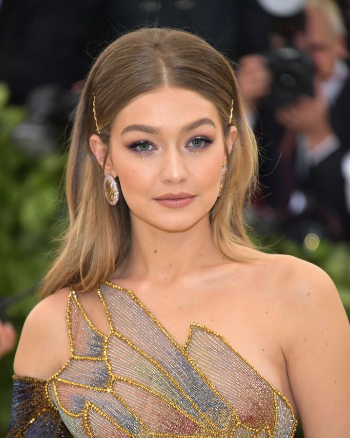 Gigi Hadid Hair And Makeup, Gigi Hadid Hair, Simple Wedding Nails, Red Carpet Hair, Fancy Hairstyles, Formal Hairstyles, Simple Wedding, Gigi Hadid, The Red Carpet