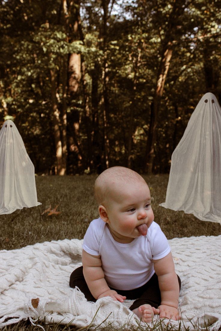 Ghost photoshoot | ghosts | halloween photos | baby halloween | baby fall photos | fall pictures | baby girl halloween | baby girl spooky ideas | spooky photoshoot ideas Diy Halloween Baby Photoshoot, Toddler Halloween Photoshoot, Lavender Classroom, Halloween Photoshoot Baby, Spooky Poses, Baby Halloween Photoshoot, Halloween Baby Photoshoot, Halloween Baby Photos, Fotos Halloween