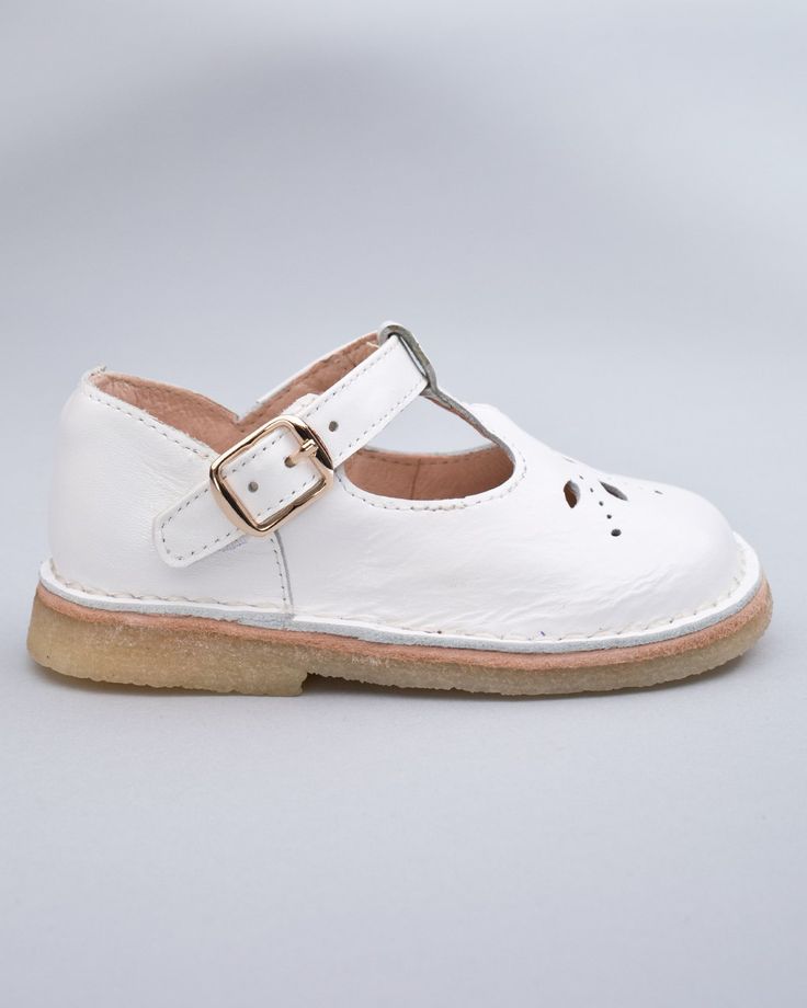 Alexandra is a classic that we have perfected for you. With a supple rubber sole, hassle-free velcro closure and comfortable finishes, your daughter will be delighted to slip on these shoes all by herself. The metal buckle detail was added just for the look Fine Leather Shoe with Cushioned Leather Insole