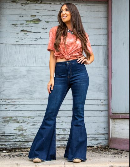 67% cotton 27.5% polyester 3.5% Elastane 2% viscose Cute Bell Bottom Outfits, How To Style Bell Bottoms Jeans, Bellbottom Jean Outfits, How To Style Bell Bottoms, Bellbottom Jean, Country Girl Style Outfits, Bell Bottom Outfits, Bell Bottoms Jeans, Bell Bottom Jeans Outfit