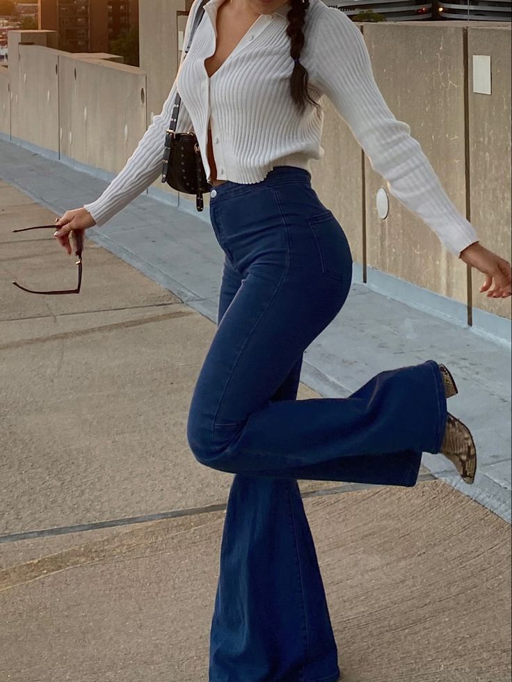 Cute Outfits Bell Bottoms, Navy Blue Bell Bottom Pants Outfit, Blue Bell Bottom Jeans Outfit, Blue Bottoms Outfit, Bell Pants Outfit Jeans, Pantalon Campana Outfits, Trendy Blue Denim Flares, Blue Flare Jeans Outfit Winter, Outfits Jean Bota Campana