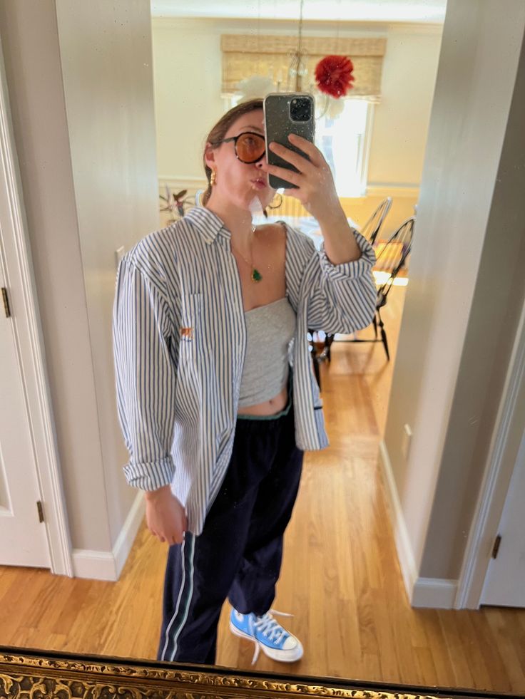 streetwear outfit, summer outfit inspo, trackpant outfit, converse style Trackpant Outfit, Outfit Converse, Converse Style, Outfit Summer, Streetwear Outfit, Summer Outfit, Converse, Summer Outfits, Mirror Selfie