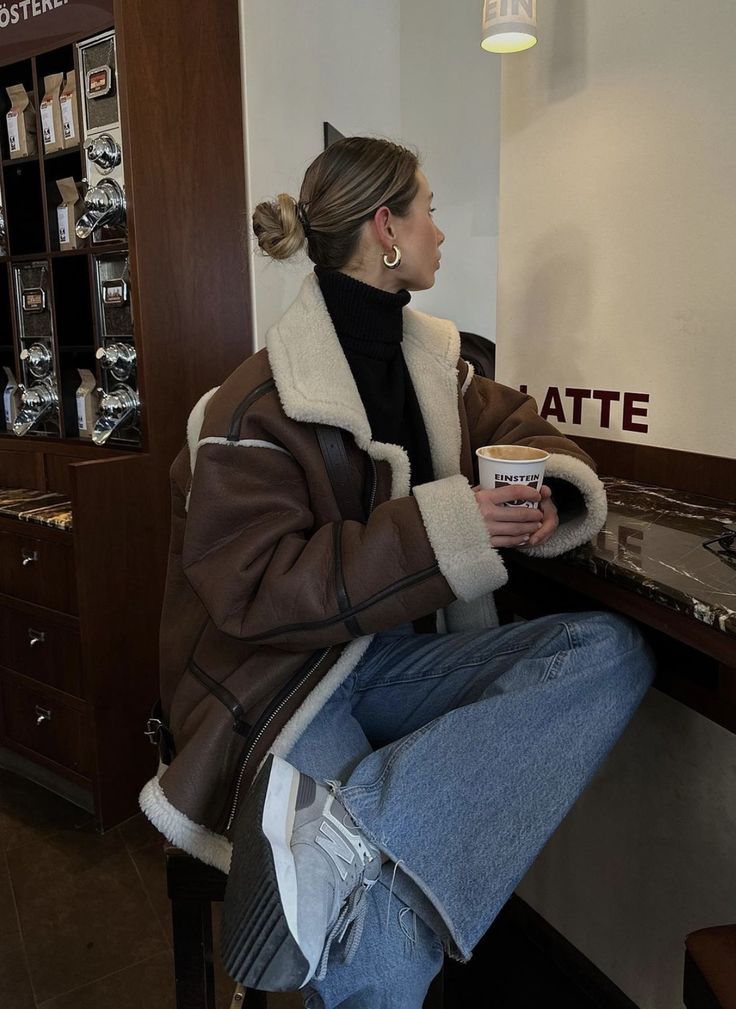 Sherpa Jacket Outfit, New York Winter Outfit, Looks Adidas, 00s Mode, Stile Blair Waldorf, Adrette Outfits, Pullovers Outfit, Winter Outfits Aesthetic, Turtleneck Outfit