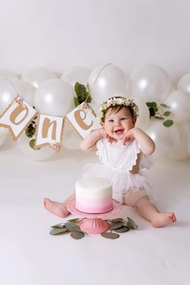 One First Birthday, 1 Year Girl Photoshooting Ideas, 1 Year Photoshoot Ideas Studio, Baby Girl Cake Smash Theme, Diy 1st Birthday Photo Shoot, Simple 1st Birthday Photoshoot, Cake Ideas For 1st Birthday, First Birthday Photoshoot Ideas, First Birthday Pics