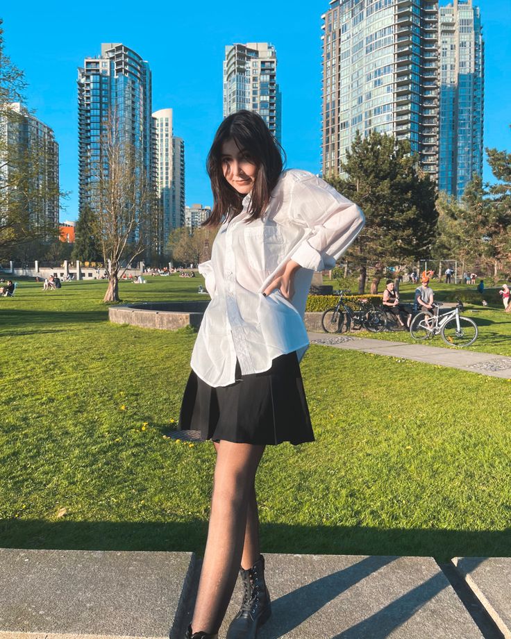 Young woman with brunette hair wearing a black skirt, white button up shirt, tights and combat boots in a park. Ootd, outfit of the day, outfit ideas. White Button Up And Skirt Outfit, White Button Down Skirt Outfits, White Button Up With Skirt, Dress Shirt With Skirt, Button Down Skirt Outfits, White Button Up Outfit, Button Shirt Outfit, Button Up Outfit, Shirt Skirt Outfit