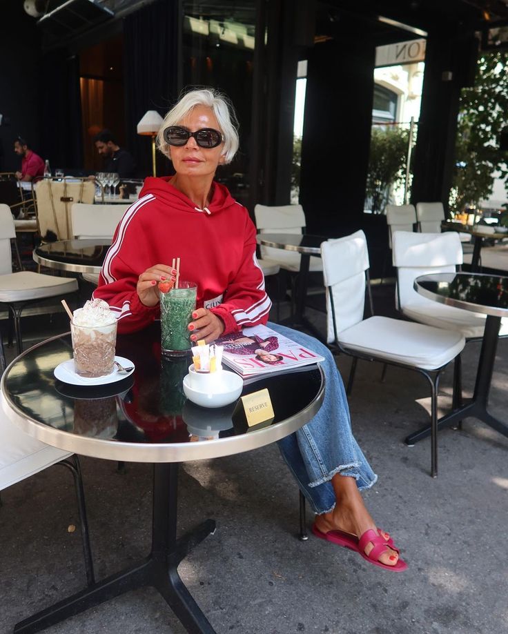 Grece Ghanem Street Style, Colourful Street Style, Cenas Keto, Grece Ghanem, Colorful Street Style, Midlife Fashion, Badass Outfit, Grandma Fashion, Sporty Looks