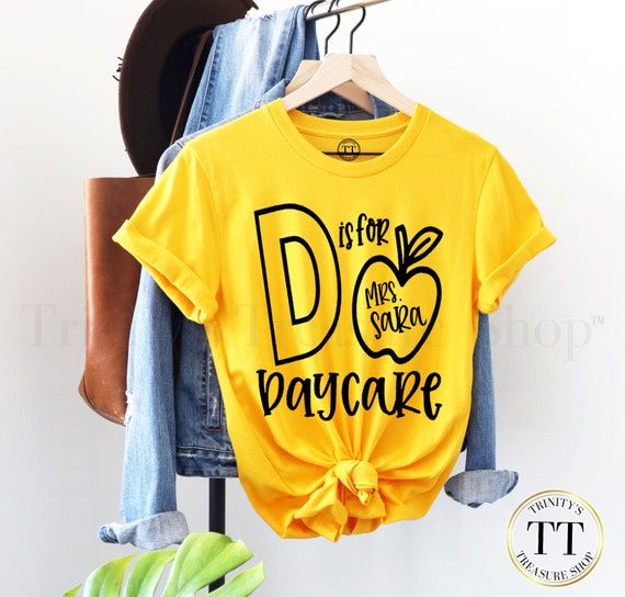 Check out this item in my Etsy shop https://www.etsy.com/listing/1059060333/personalized-daycare-shirt-daycare First Day Of School Gift From Teacher To Student, Teacher Of All Things Shirt, T Shirt For Teachers, Teachers First Day Of School Outfit, Kindergarten Tshirt Ideas Teacher Shirts, Vinyl Teacher Shirts, Teacher Fall Shirts, First Day Of School Shirt Teacher, Back To School Shirts For Teachers