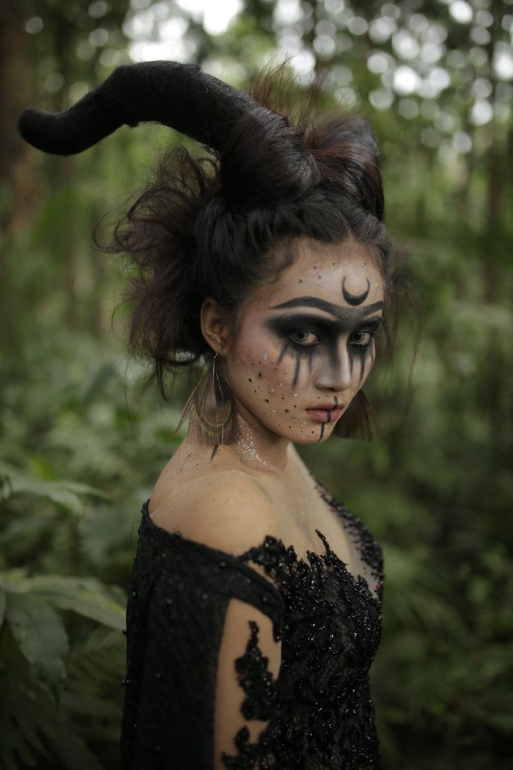 Fantasy Witch Makeup, Garden Witch Makeup, Dark Witch Halloween Makeup, Dark Fairy Halloween Costumes, Evil Fairy Costume, Dark Fae Costume, Pagan Makeup, Scary Witch Makeup, Dark Fairy Makeup