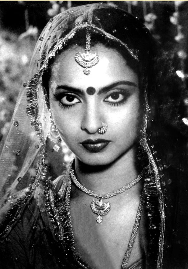 Indian Celebrity Portraits, Celebrity Portraits Photography, Rekha Ji, Rekha Actress, Bollywood Makeup, Old Film Stars, Indian Celebrity, Retro Bollywood, Bollywood Cinema